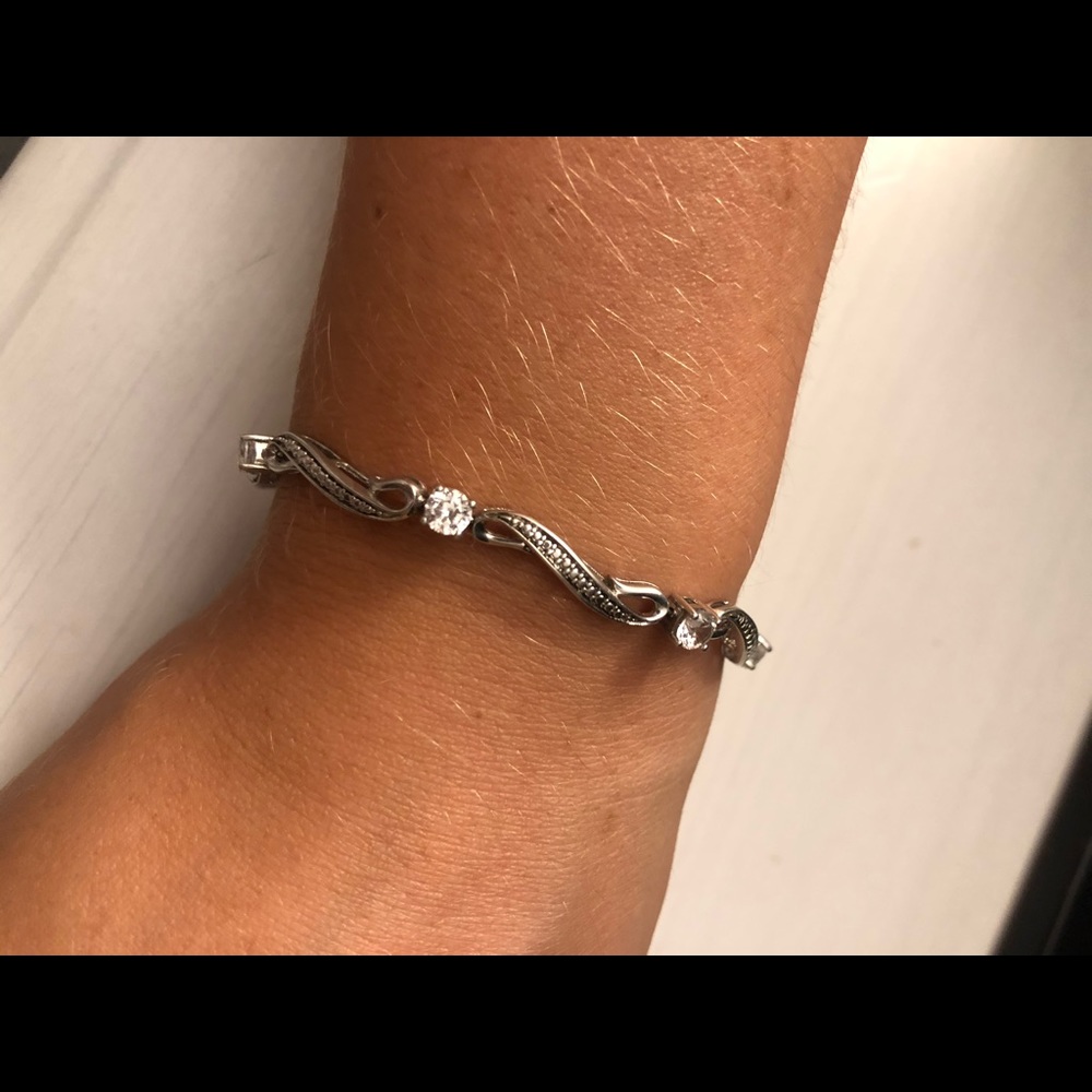 Elegant tennis bracelet